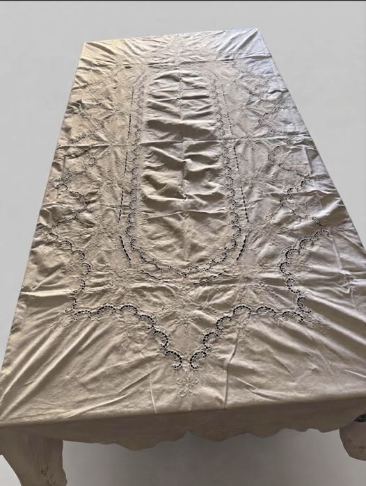 Toalha de Mesa Bordada em Algodão – 244 × 160 cm