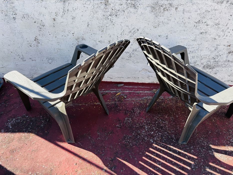 Cadeirões de jardim em plastico resistente