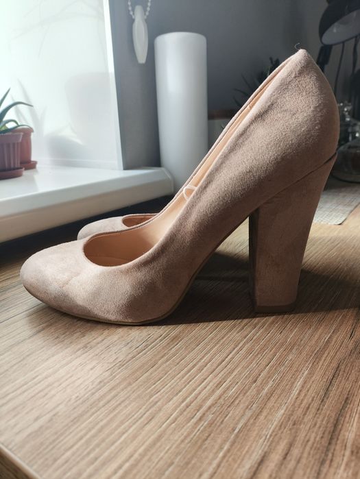 Жіночі туфлі з натуральної замші бежевого кольору