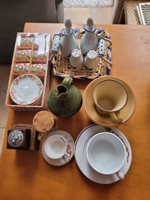 Conjunto de varias peças decorativas entre outras