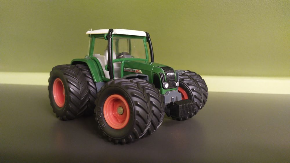 Siku traktor Fendt na bliźniaczych kołach 1 32