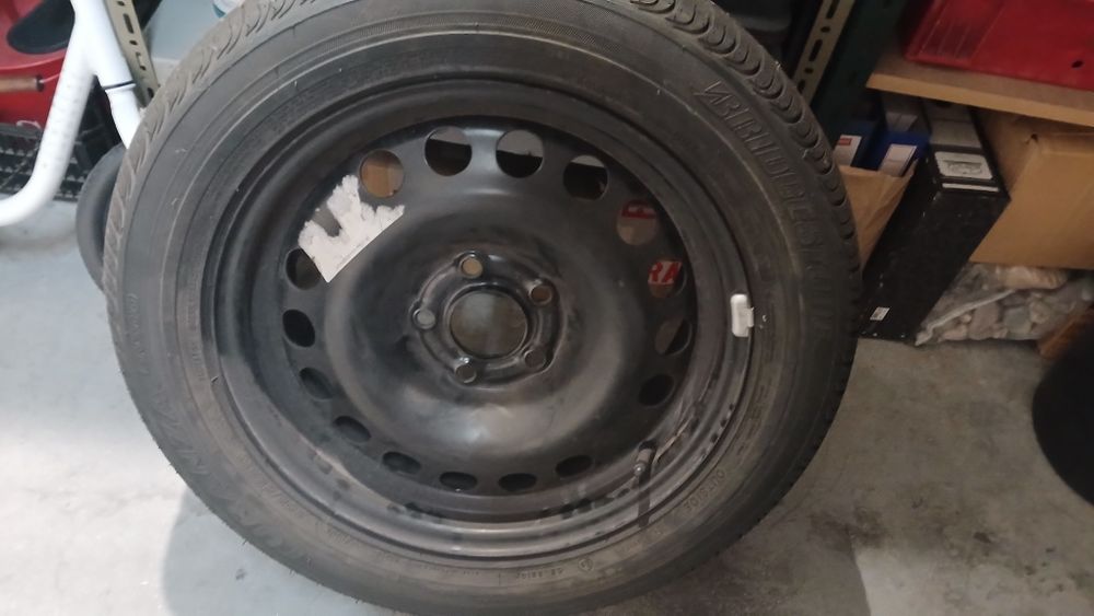 Roda suplente de um opel Astra