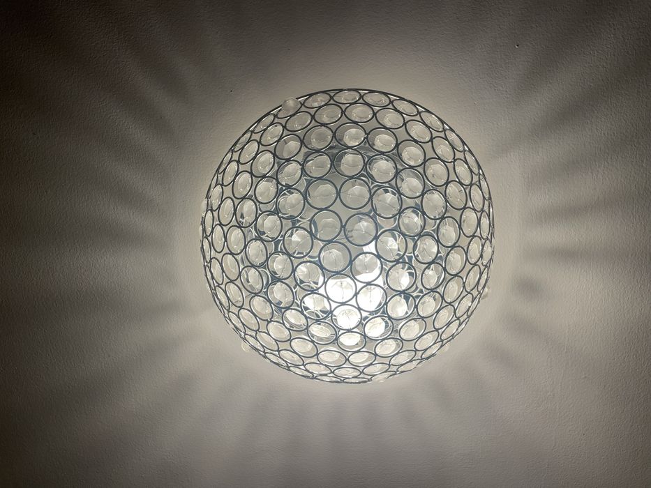 Lampa sufitowa na 1 żarówke.