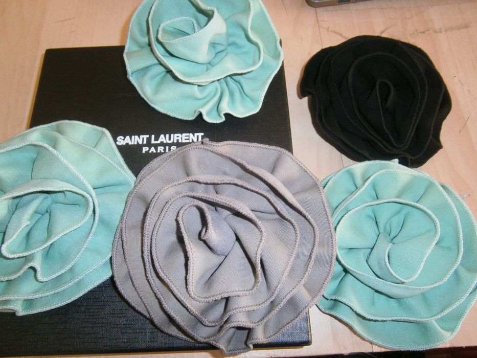 Модный аксессуар :Брошь в виде цветка (цвет аквамарин,кварц,черный)