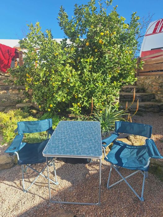 Conjunto de campismo – mesa + 2 cadeiras (como novo)