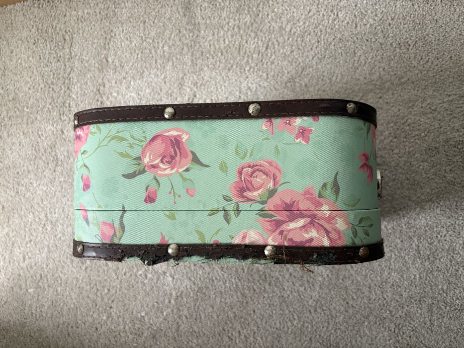 Mala verde com flores