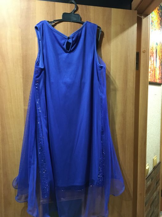 Продам платье синее с паетками и шлейфом для девочки