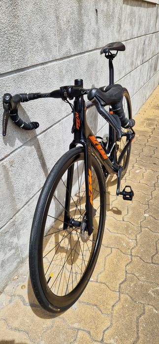 Bike KTM Revelator Alto Elite F12 com rodas carbono