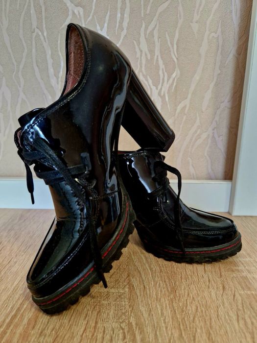 Шкіряні лаковані туфлі 24см