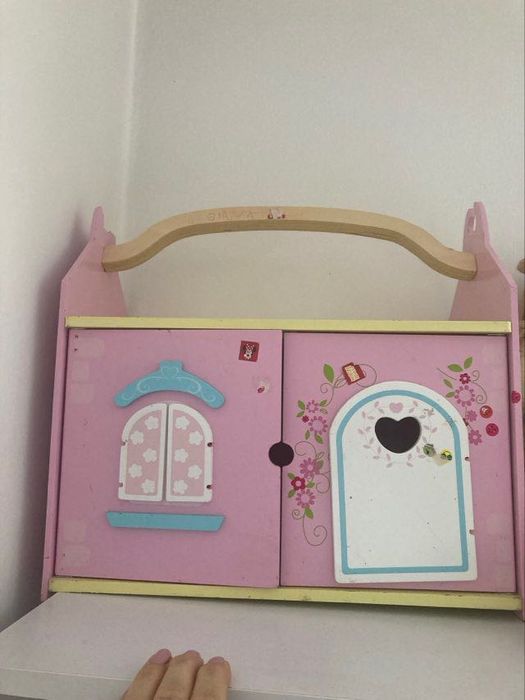 Drewniany domek dla dziewczynki