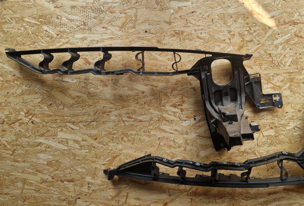 Mocowanie wspornik Błotnika BMW x5 e70 07-13r. Ślizg  Prawy
