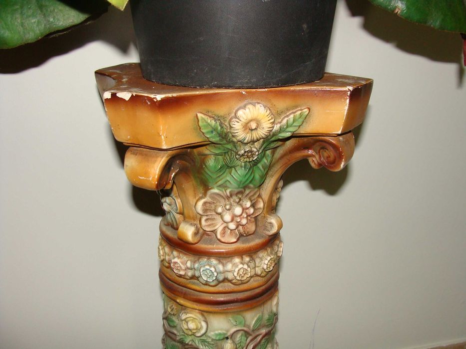 Coluna Decorativa Ornamentada de Flores