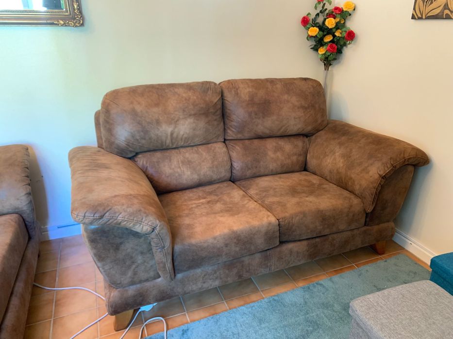 Sofa em tecido castanho