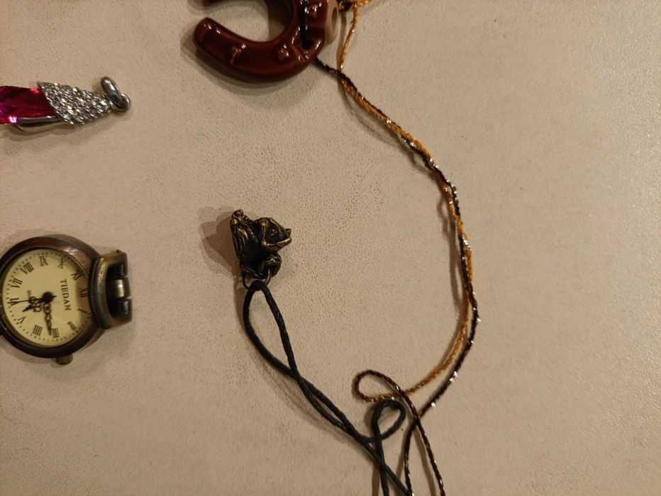 Біжутерія: буси, кольє, кліпси, браслет, брошки,