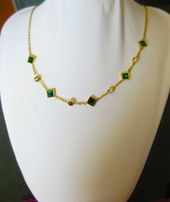 Colar Aço Dourado c/ Pedras Verdes NOVO