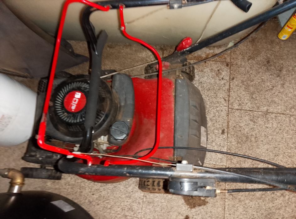 Maquina de cortar relva