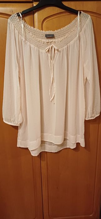 Bluzkę śliczną  nieużywana   R. 50.  67cm pod pachami