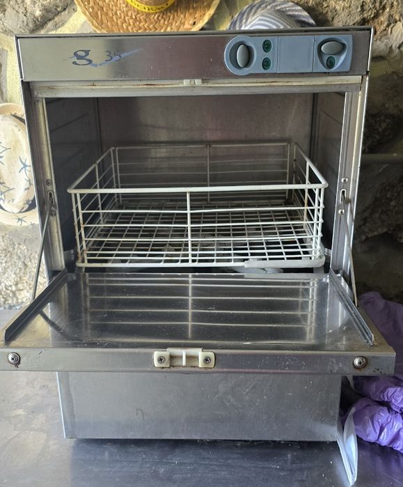 Máquina de lavar copos e chávenas em café
