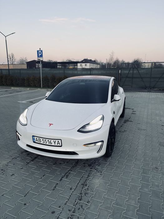 Продам власне авто. Технічно справне, по кузову нюанси вказав на останіх фото,сертифікати живі, перевірка на любому СТО, компютерній діагностиці за вашим бажанням. По авто було зроблено твердий віск кузова, антідощ на все стікло і панораму, нанесений доглад за шкірою, коврики ефо також є оригінальні, є захисні чохли на пороги, домашня зарядка, безпровідна зарядка в салоні, перед авто повністю затянутий в захисну плівку крім крила яке потрібно підтичкувати, затоноване стікло дорогоякісною плівкою, відполіроване лобове стікло, автопілот працює, преміум музика зі штатним саббуфером, салон і обшивка рідна, салон краще ухожений  ніж приїжають машини з пробігом в 40 тис. За машинкою дивився. Телефонуйте розкажу все більш детально. Хто купить буде дуже радий.