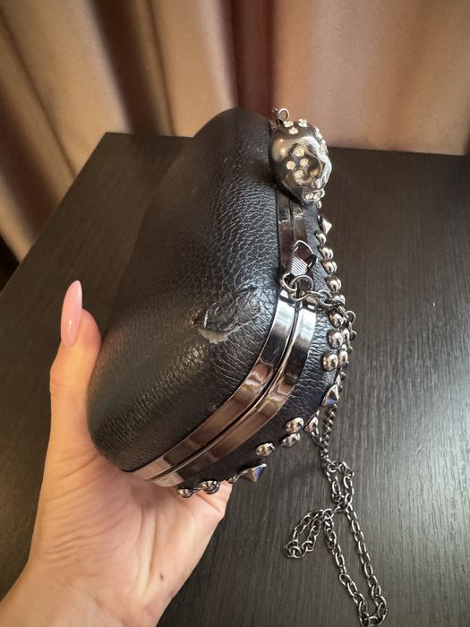 Маленькая сумка - клатч з шипами та черепом