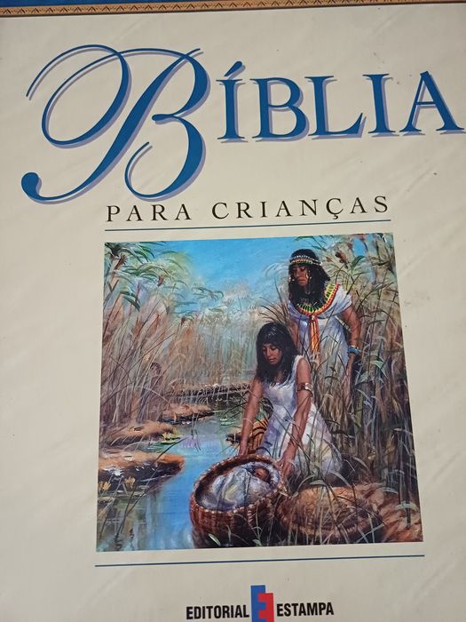 Varias biblias..