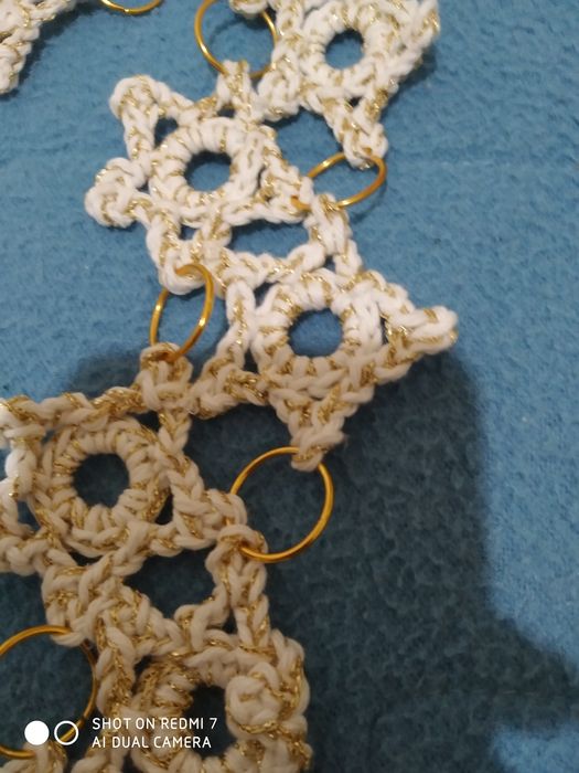 Cinto branco e dourado