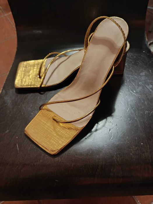 Sandálias elegantes e festivas, cor dourada