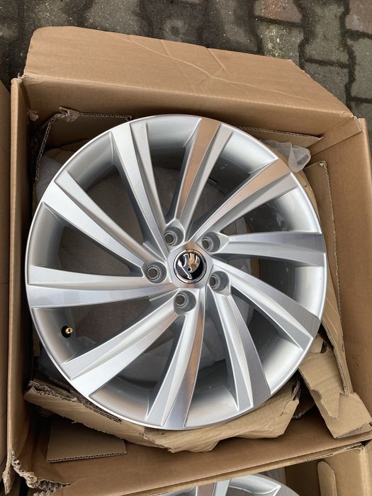 Felgi 18 cali Skoda Octavia III IV 5E3 oryginał ŁADNE