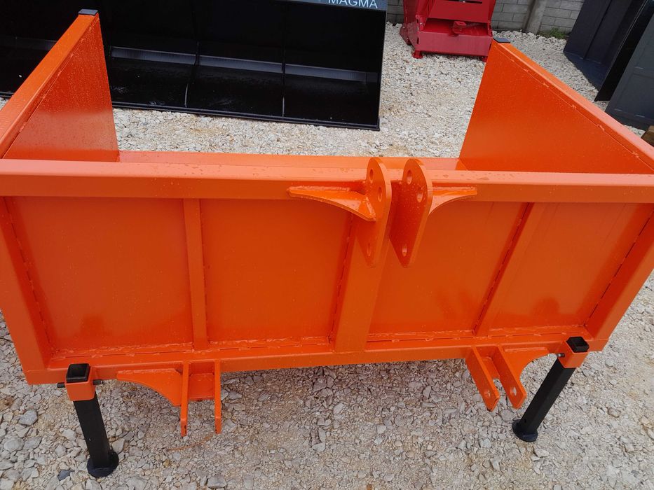 Na tyl ciągnika skrzynie transportowe na tuz nowe dostawa