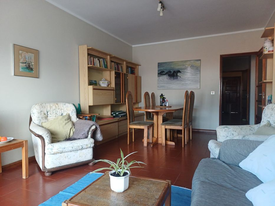 Alugo quarto em apartamento T2