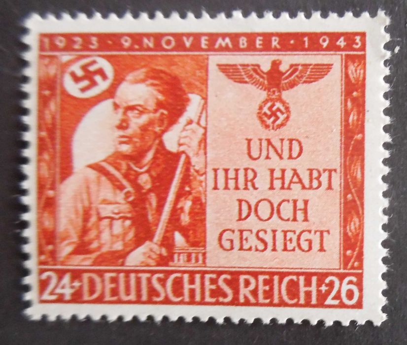 Selos Alemanha Nazi 1939/45-Soldado alemão c/ bandeira suástica (B)