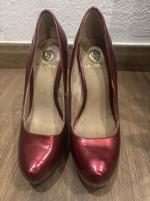 Sapatos de verniz vermelhos