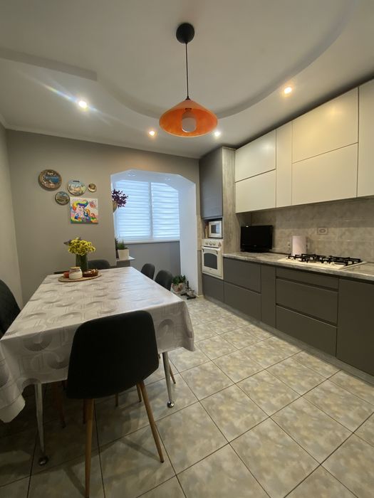 Продається БЕЗ КОМІСІЇ ДЛЯ ПОКУПЦЯ 2-х кімнатна квартира на Дружбі!