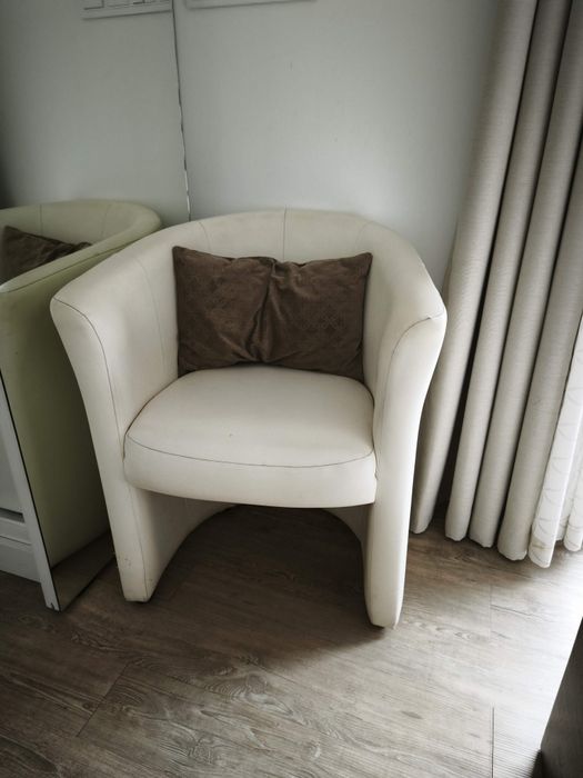 Poltrona estofada branco cru