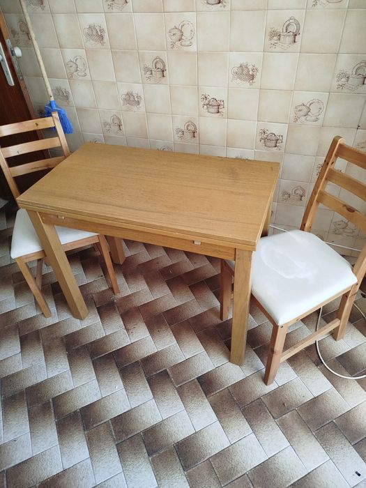 Mesa de cozinha 0,90x 0,50 extensivel 0,90x 0,90 com 2 cadeiras