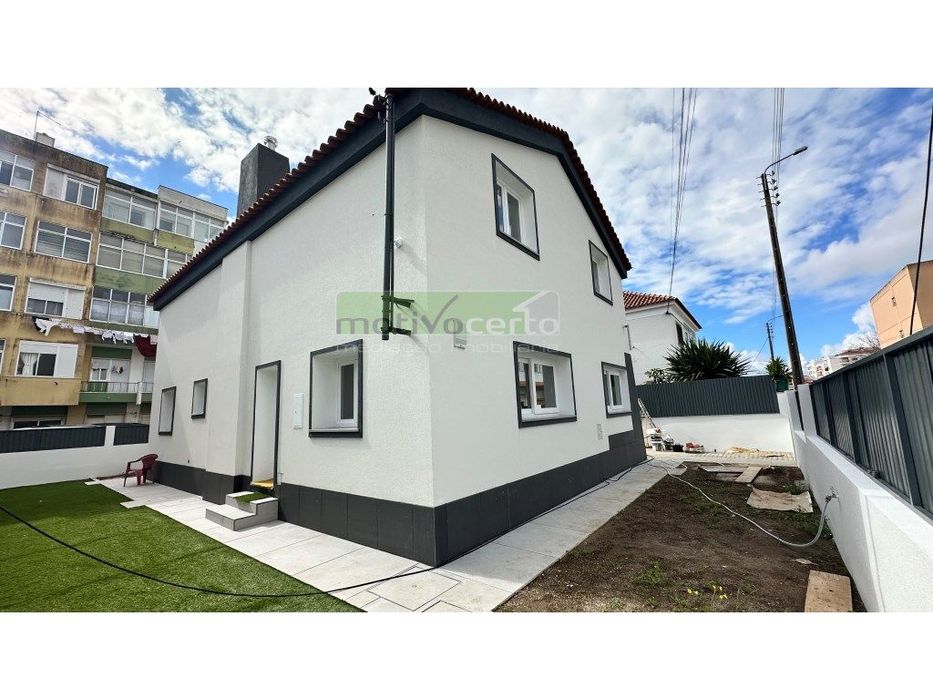 Possibilidade de PERMUTA - Moradia Isolada T4 no Cacém, Sintra. Aca...