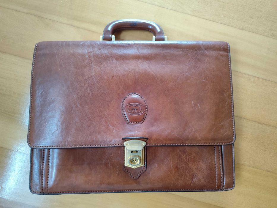 Pasta mala de executivo em pele