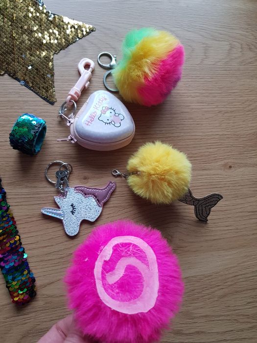 Breloczki bransoletki opaski pompony cekiny Hello kitty różności