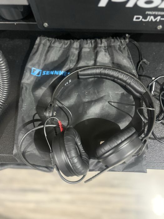 gotowe do grania stanowisko DJ oparte na sprzęcie Pioneer