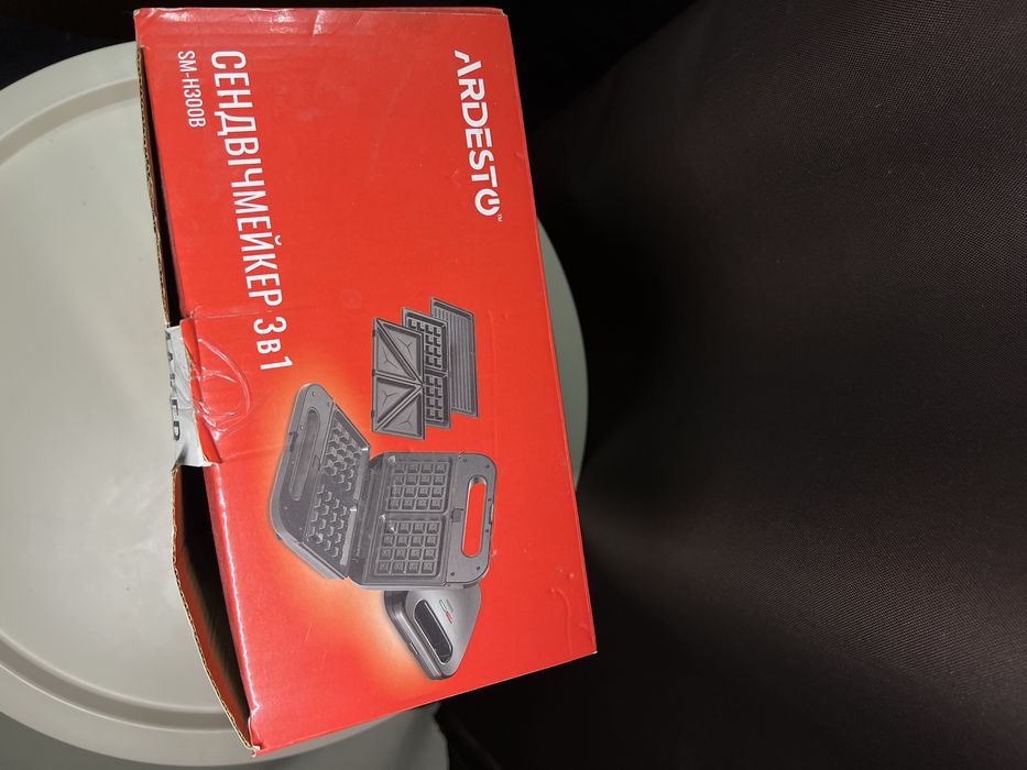 3 в 1 Ardesto SM-H300B (сендвічниця / вафельниця / гриль)