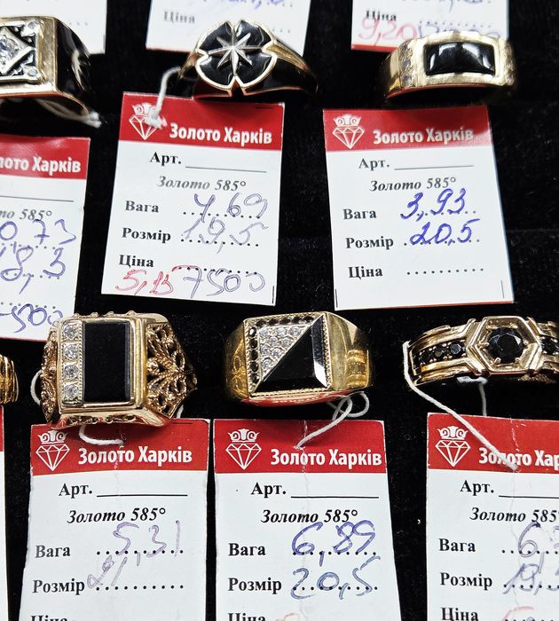В продаже золотые мужские печатки 585 пробы.