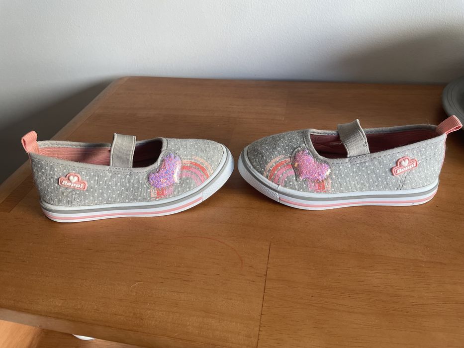 Sapato para menina de elástico cor cinza detalhes rosa
