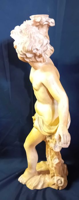 Escultura em massa, Querubin carregando bouquet de flores