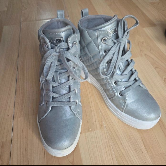 Srebne wysokie sneackersy Guess r. 38