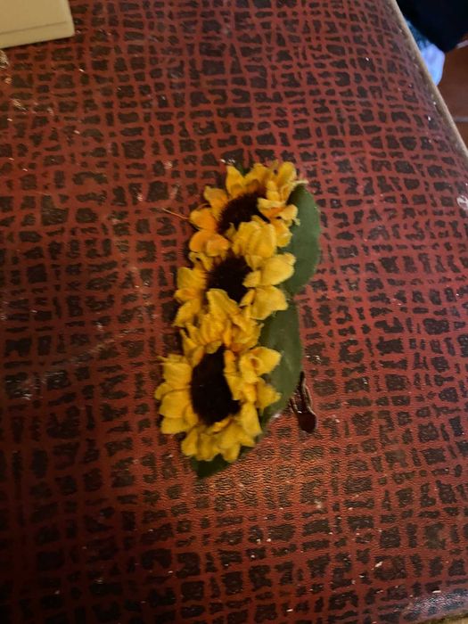 gancho para cabelo com flores amarelas