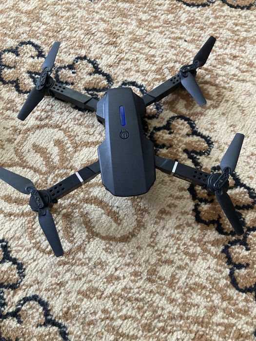 Квадрокоптер е88 pro