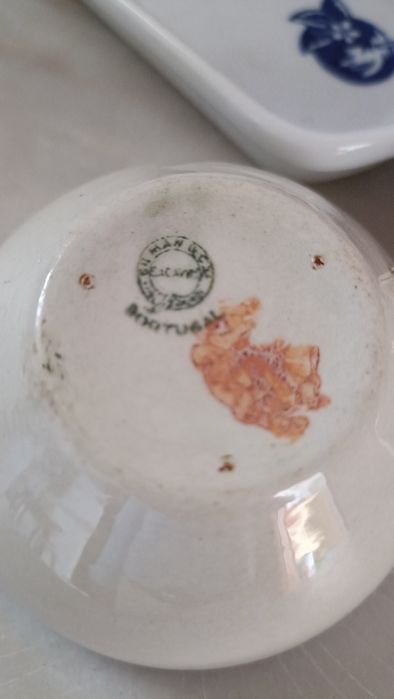 Conjunto de 34 peças diversas: copos pratos taças chávenas