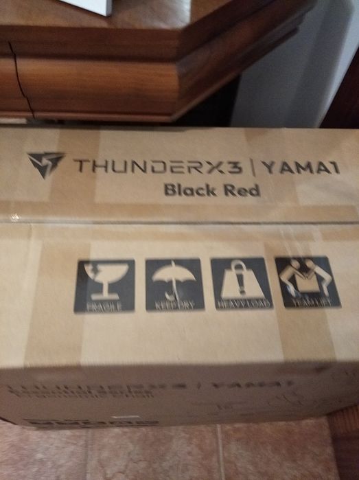 Cadeira de gaming preta e vermelha Thunder X3 Yama1