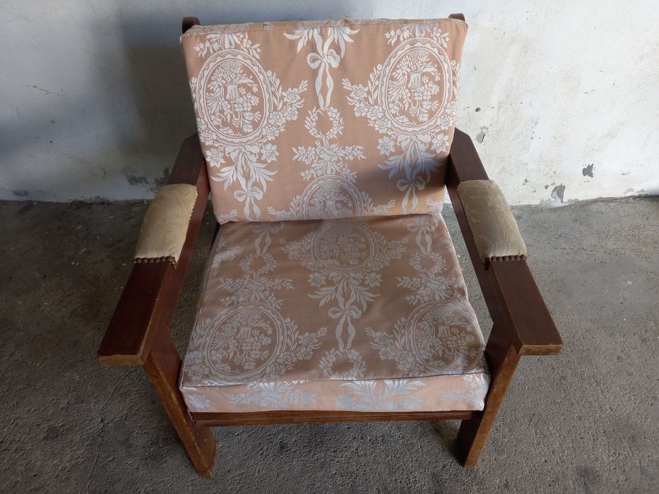 Cadeirão em madeira