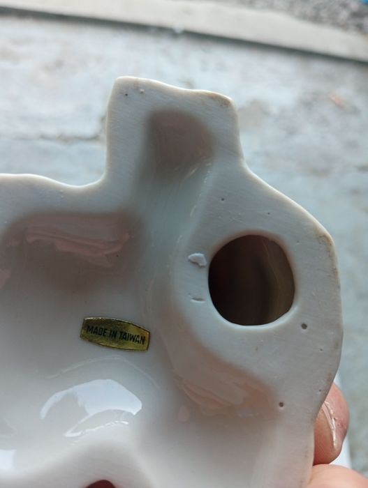 Figurka porcelanowa niebieskiego ptaka.